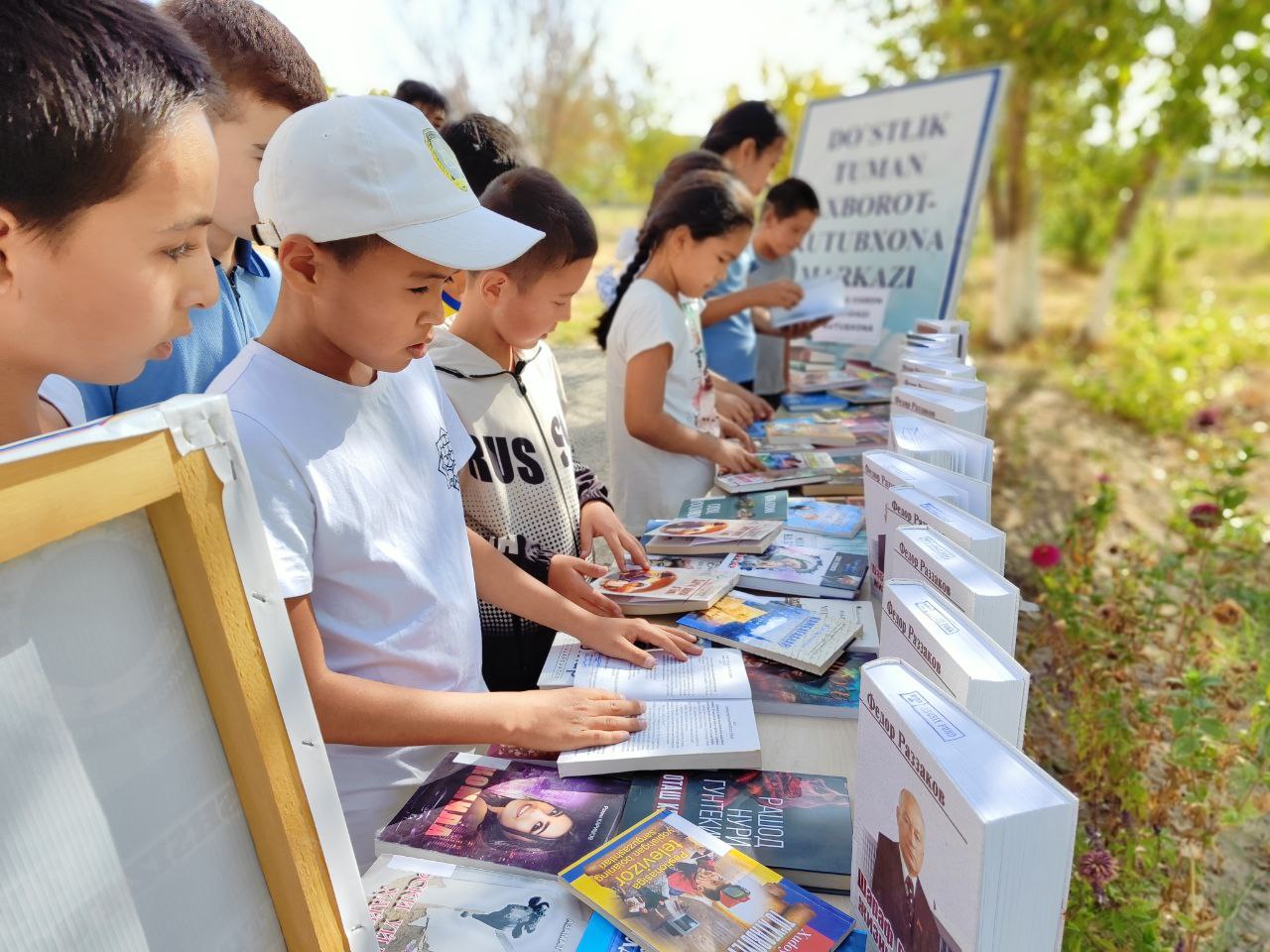 "Ochiq osmon ostida kutubxona" shiori ostida kitoblar ko`rgazmasi tashkil qilindi.